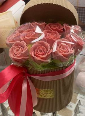 Букет из шоколадных роз в шляпной коробке "Кондитер 44" (11 шт)