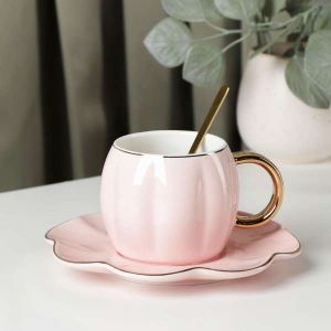 Чайная пара с ложкой "Цветок" 240 мл, чашка 11х8х7 см, блюдце 16 см, цвет розовый   6973409