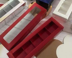 Коробка для конфет красная с окном 23,5*7*3 на 5 шт
