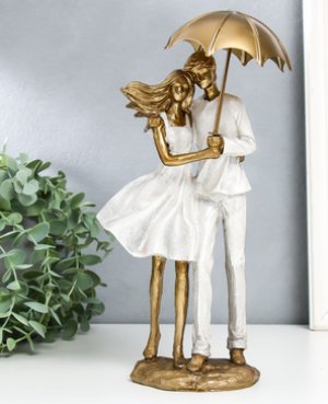 Сувенир полистоун "Влюблённая пара под зонтом на ветру" 8х12,5х25,5 см