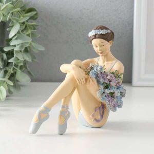 Сувенир полистоун "Балерина с охапкой сиреневых цветов" 12,5х7х12 см